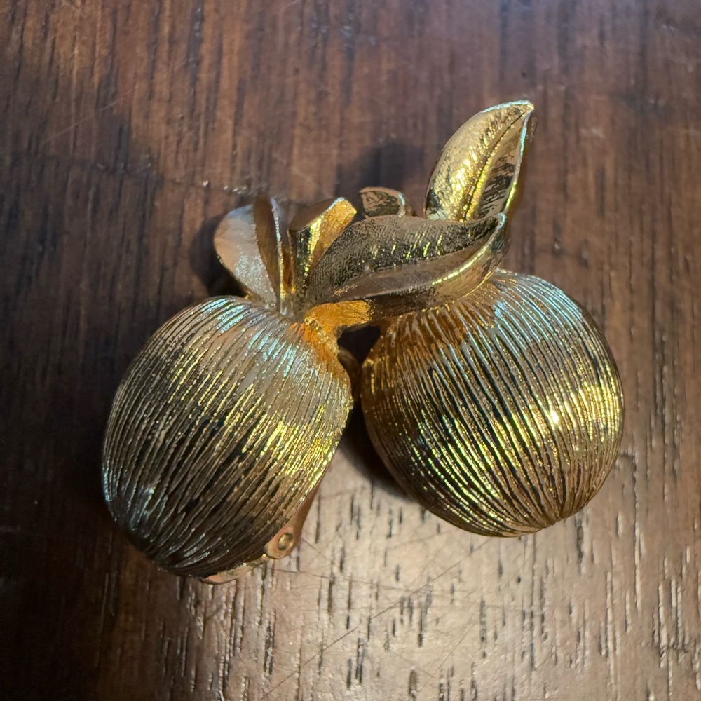 Vintage Sarah Coventry Brushed Gold Tone Apple‎ Earrings Clip On Fruit Earring